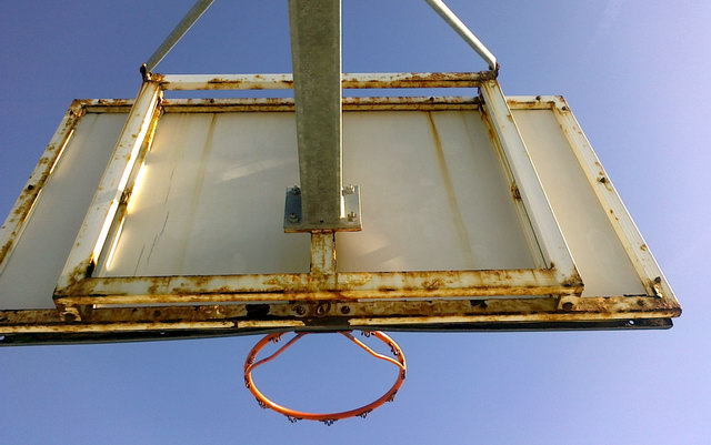 Taulell d'una cistella de bsquet de la pista esportiva del Centre Cívic de Gavà Mar molt oxidat (28 de Gener de 2010)